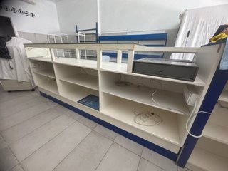 Mostrador comercial 260 cm con vitrina de cristal
