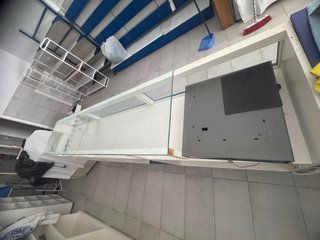 Mostrador comercial 260 cm con vitrina de cristal