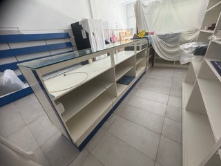 Mostrador comercial 260 cm con vitrina de cristal