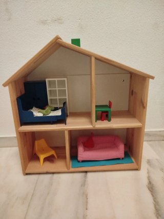 Casita de madera IKEA con muebles