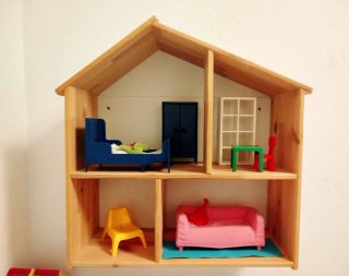 Casita de madera IKEA con muebles
