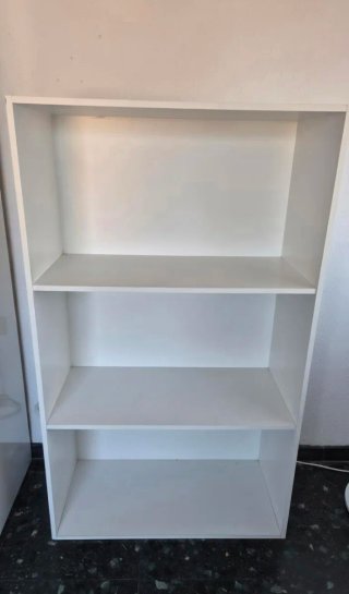 Mueble blanco con estantes de madera