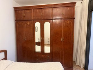 Armario de madera marrón