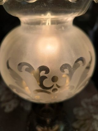 Lámpara de mesa dorada y cristal