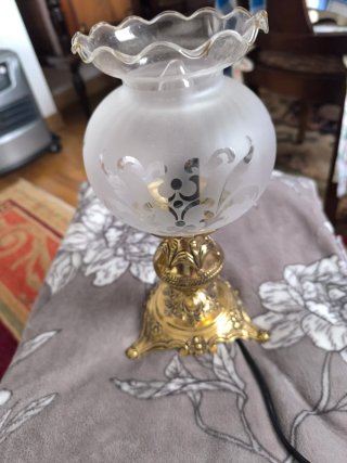 Lámpara de mesa dorada y cristal