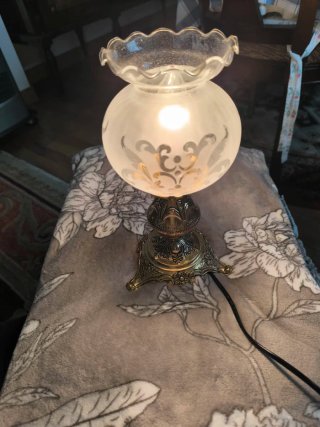 Lámpara de mesa dorada y cristal