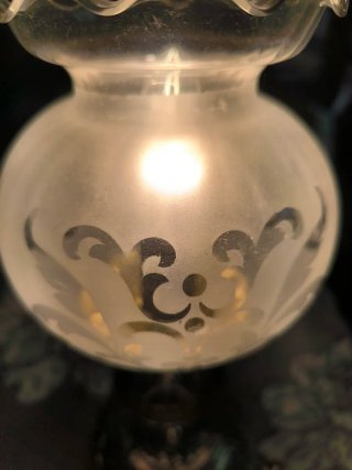 Lámpara de mesa dorada y cristal