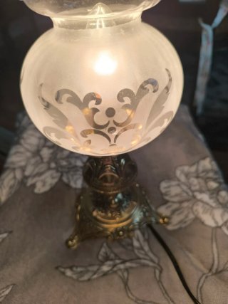 Lámpara de mesa dorada y cristal