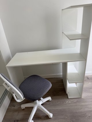 Escritorio blanco con estantería y silla