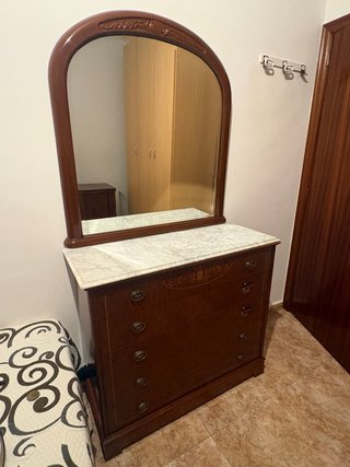 Cómoda de madera con espejo y mármol