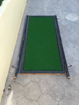 Puerta (pequeña) metálica exterior