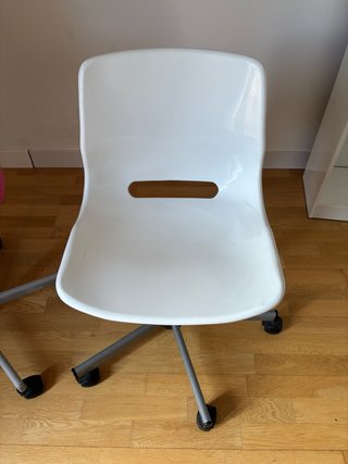 Silla de oficina blanca y gris