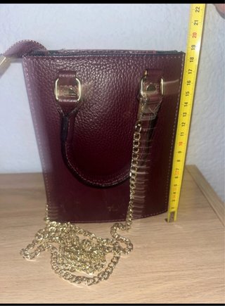 Bolso de piel con cadena dorada