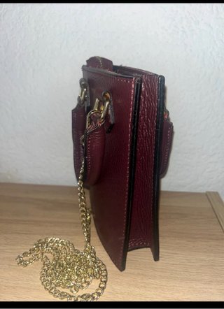 Bolso de piel con cadena dorada