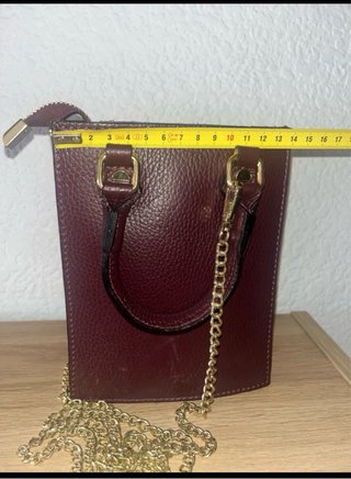 Bolso de piel con cadena dorada