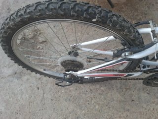 Bicicleta infantil blanca y roja