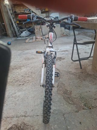 Bicicleta infantil blanca y roja
