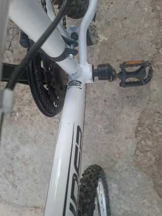 Bicicleta infantil blanca y roja