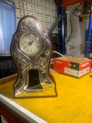 Reloj de sobremesa decorativo con chapa de plata
