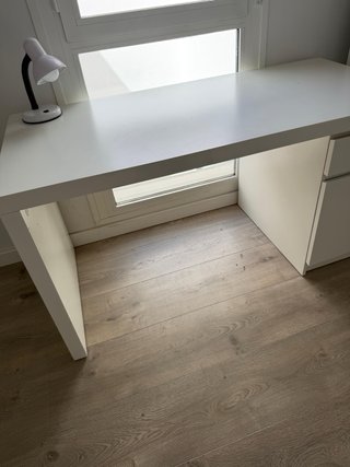 Mesa de escritorio blanca
