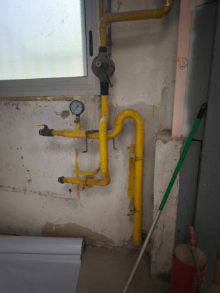 Tuberías de gas con manómetro y regulador
