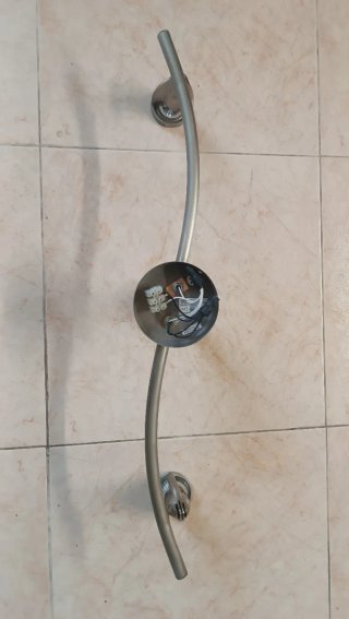 Lámpara de techo curva con 3 focos