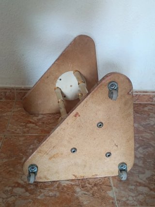 Mesa auxiliar antigua con ruedas