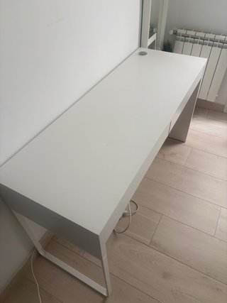 Escritorio Ikea blanco con 2 cajones
