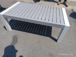 Mesa de centro metálica gris y blanca