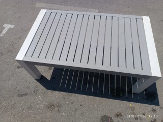 Mesa de centro metálica gris y blanca