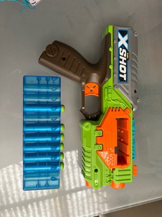Pistola X-Shot con cargador