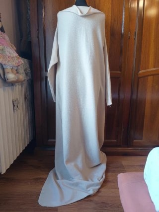 Poncio lungo e avvolgente in pile beige