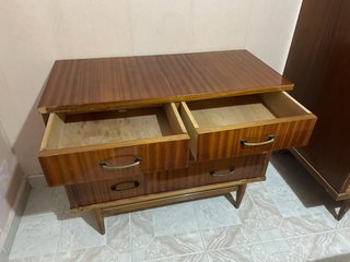 Cómoda de madera vintage