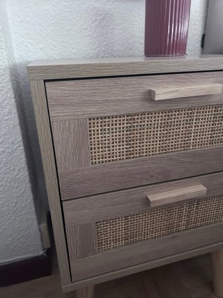 2 mesitas de noche con 2 cajones 1 Comoda ratán