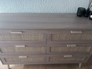 2 mesitas de noche con 2 cajones 1 Comoda ratán