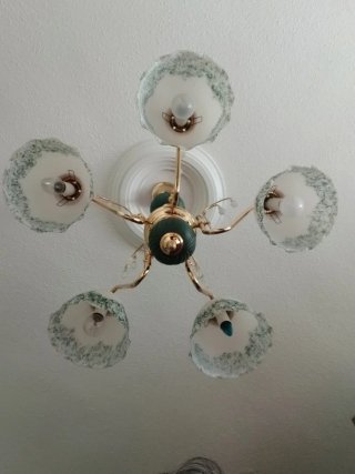 Lámpara de techo dorada y verde