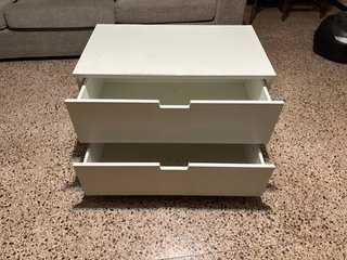 Urge vender , Cajonera blanca