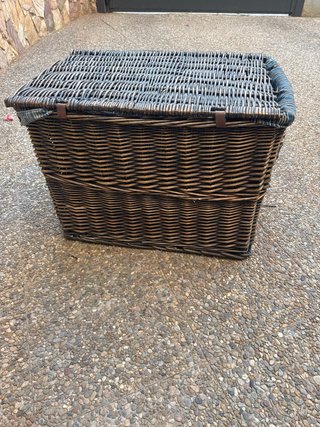 Cesta mimbre antigua con tela