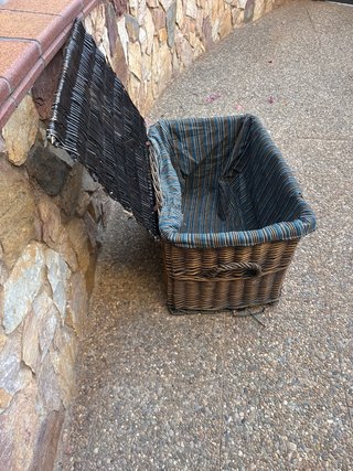 Cesta mimbre antigua con tela