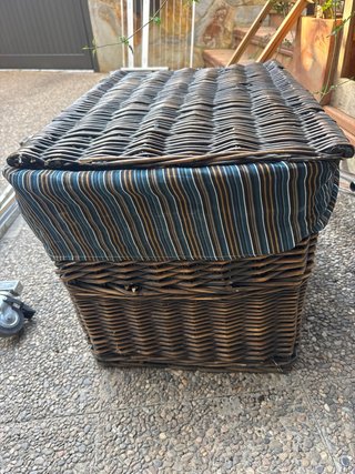 Cesta mimbre antigua con tela