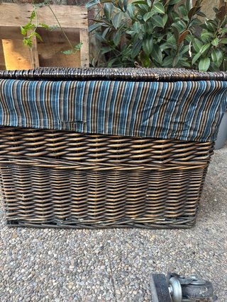 Cesta mimbre antigua con tela