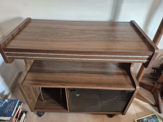 Mueble TV vintage con ruedas y puerta de cristal