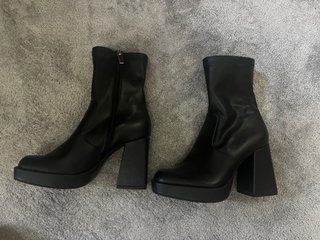 Botines negros tacón plataforma.