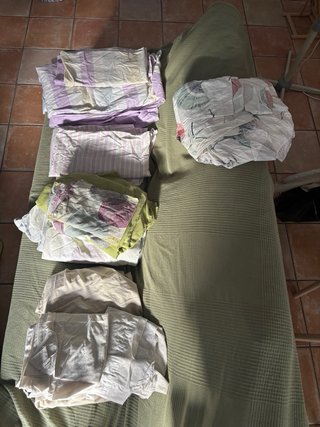 Cama colchón y juegos de sábanas y canapé roble