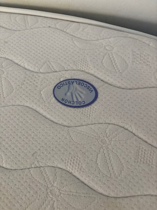 Cama colchón y juegos de sábanas y canapé roble
