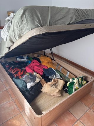 Cama colchón y juegos de sábanas y canapé roble