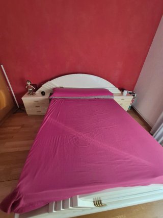 Cama y mesitas de noche todo junto