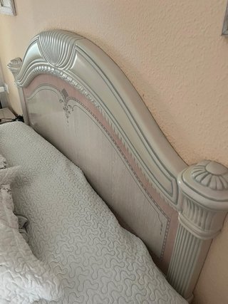Cómoda con espejo, cabecero y mesitas de noche