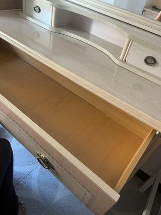 Cómoda con espejo, cabecero y mesitas de noche