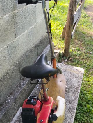 Patinete de gasolina con asiento